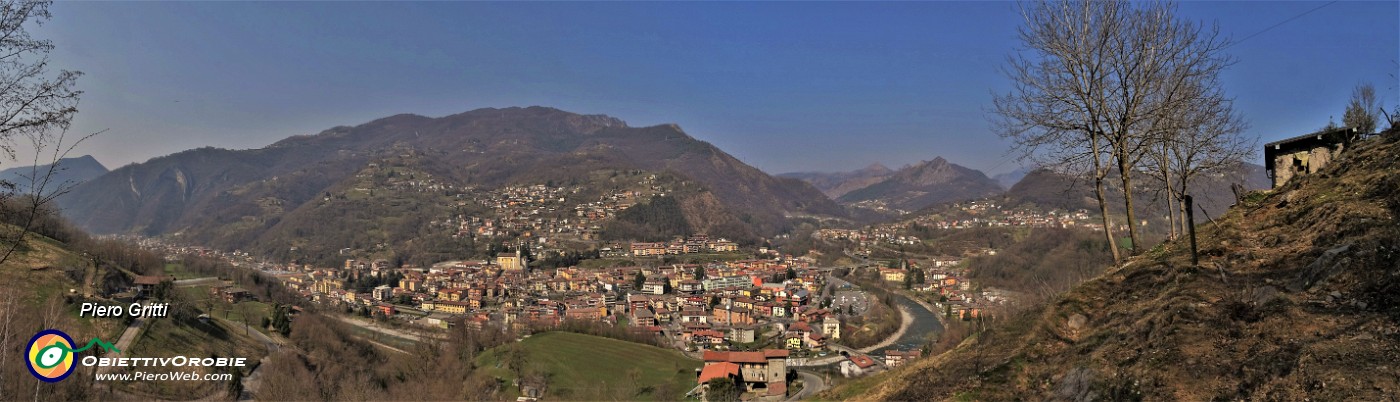 14 Dalla stalla sopra la Corna vista panoramica su Zogno.jpg
